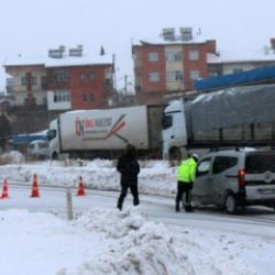 Kar ve tipi nedeniyle kapanan Malatya-Sivas kara yolu ulaşıma a&ccedil;ıldı