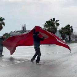 Kara yoluna d&uuml;şen T&uuml;rk bayrağını katlayıp, kaldırdılar