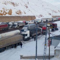Kara yolunda ağır tonajlı ara&ccedil;ların ge&ccedil;işine yasak: Trafik kilometrelerce uzadı!