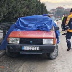 Karab&uuml;k'te park halindeki ara&ccedil;ta sır &ouml;l&uuml;m