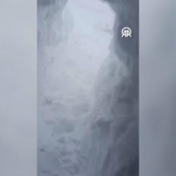 Kars'ta kara g&ouml;m&uuml;len evinden &ccedil;ıkan vatandaşın o anlar viral oldu