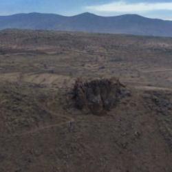 Kaya k&uuml;tlesi &uuml;zerine kurulu 1000 yıllık Murtaza Kalesi zamana direniyor