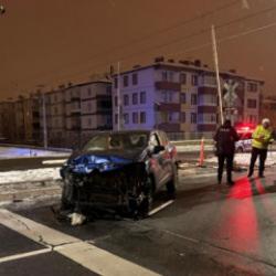 Kayseri'de otomobil ile y&uuml;k treni &ccedil;apıştı