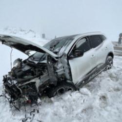 Kayseri'de otomobil ref&uuml;je &ccedil;arptı: 3 yaralı