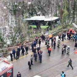 Kocaeli&rsquo;de belediye otob&uuml;s&uuml; kaza yaptı; yaralılar var