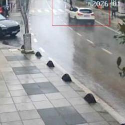 Kocaeli'de arabanın yaya ge&ccedil;idinde &ccedil;arptığı kadın ağır yaralandı