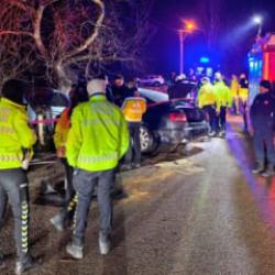 Kontrolden &ccedil;ıkan ara&ccedil; ağaca &ccedil;arptı: 2 gen&ccedil; kadın hayatını kaybetti! S&uuml;r&uuml;c&uuml; alkoll&uuml; &ccedil;ıktı