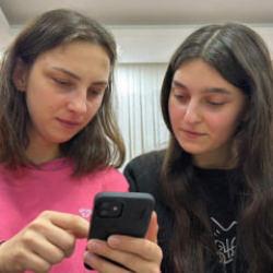 iPhone 11'de g&uuml;venlik tartışması: 11 yaş b&uuml;y&uuml;k ablası telefonunu a&ccedil;abiliyor