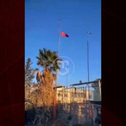 Nusaybin&ndash;Kamışlı sınır kapısında komandolar T&uuml;rk bayrağını tekrar g&ouml;ndere &ccedil;ektiği anlar.