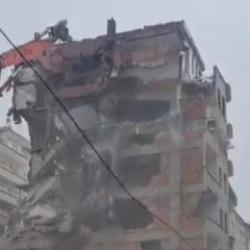 Diyarbakır'da ağır hasarlı bina saniyeler i&ccedil;inde yerle bir oldu