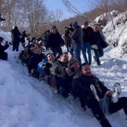 Ordu'da kar yağışı eğlenceye d&ouml;n&uuml;şt&uuml;: 150 kişi aynı anda kaymaya &ccedil;alıştı