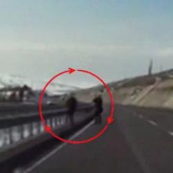 Otoyolda kar manzarası i&ccedil;in canlarını hi&ccedil;e saydılar: &lsquo;Senlik bir şey yok, devam et&rsquo;