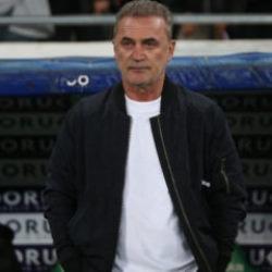 Şampiyonluğa koşan takım galibiyet sonrası teknik direkt&ouml;r&uuml;n g&ouml;revine son verdi