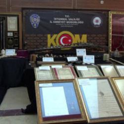 Sanki cephanelik! İstanbul'da kalkan, miğfer ve kılı&ccedil;lı dev tarihi eser operasyonu