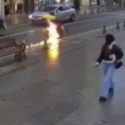 Seyir halindeki motosiklet alev aldı; o anlar kamerada