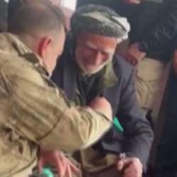 Şırnak'ta duygulandıran olay: T&uuml;mgeneral parmağındaki y&uuml;z&uuml;ğ&uuml; hediye etti