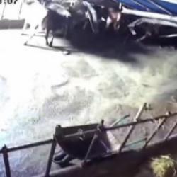 Sivas&rsquo;ta ahır &ccedil;&ouml;kt&uuml;, o anlar g&uuml;venlik kamerasına yansıdı