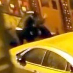 Sokak ortasında tekme tokat dayak yiyen kadın, şikayet&ccedil;i olmadı