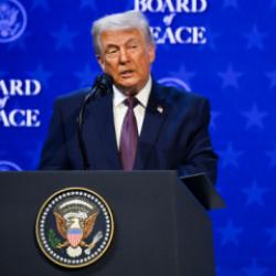 Son dakika...  Davos'ta tarihi imza t&ouml;reni: Trump'tan Gazze i&ccedil;in 'savaş bitiyor' mesajı