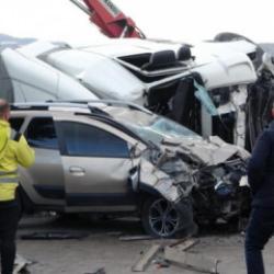 Tır karşı şeride ge&ccedil;ip ara&ccedil;lara daldı: 1 &ouml;l&uuml;, 3 yaralı