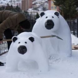 Tır şof&ouml;r&uuml;n&uuml;n kardan yaptığı ayı ailesi ilgi odağı oldu
