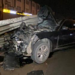 Mucize kurtuluş! Bariyerlere saplanan otomobilden yara almadan &ccedil;ıktı