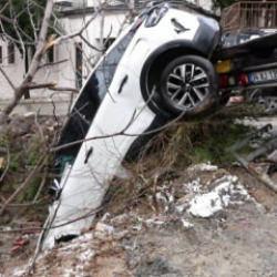 &Uuml;sk&uuml;dar'da kar yağışının etkisiyle yokuş aşağı kayan otomobil bah&ccedil;eye u&ccedil;tu: 3 yaralı