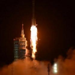 Uzay &ccedil;&ouml;p&uuml; &ccedil;arptı! İnsansız D&uuml;nya'ya d&ouml;nd&uuml;