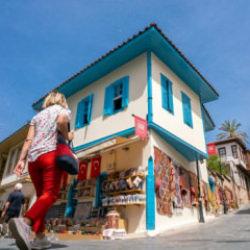 Yerli turistler ge&ccedil;en yılın &uuml;&ccedil;&uuml;nc&uuml; &ccedil;eyreğinde 276 milyar lira harcama yaptı