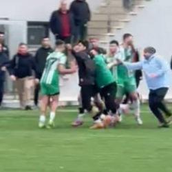 Yeşil saha boks ringine d&ouml;nd&uuml;! Futbolculardan yumruk yumruğa kavga