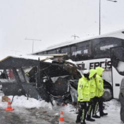 Yolcu otob&uuml;s&uuml; polis noktasına &ccedil;arptı: Yaralı polisler var!