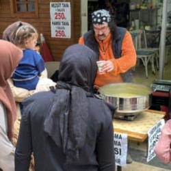 Her g&uuml;n &uuml;cretsiz dağıtıyor! Astığı yazıyla, iyiliğe ortak olanların sayısını arttırdı