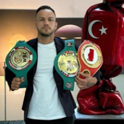 40 yaşındaki T&uuml;rk boks&ouml;r Avrupa'da esip g&uuml;rl&uuml;yor: 17 ma&ccedil;ı nakavtla kazandı