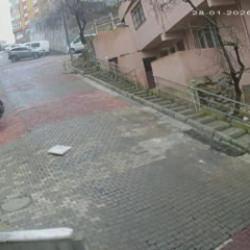 Kağıthane'de yokuş aşağı dehşet anları kamerada: Otomobil taklalar atarak durabildi