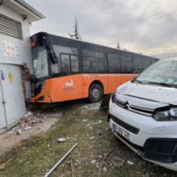 Kargo aracının &ccedil;arptığı belediye otob&uuml;s&uuml; duvara &ccedil;arparak durabildi