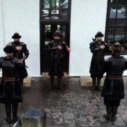 Ertuğrul Gazi T&uuml;rbesi&rsquo;nde n&ouml;bete tarihi dokunuş! Seremoni s&ouml;zleri değişti