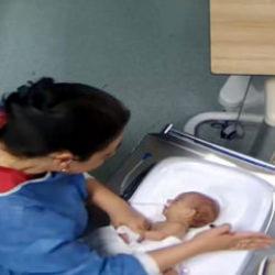 Bebeğe şiddet uygulayan hemşireye mahkemeden tokat gibi cevap