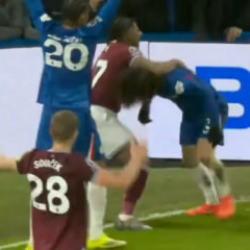 Adama Traore kontrol&uuml; kaybetti: G&uuml;reş&ccedil;iymiş gibi Cucurella'yı yere &ccedil;arptı