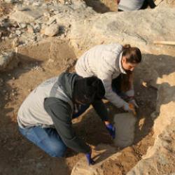 Adıyaman&rsquo;da G&ouml;beklitepe&rsquo;deki &ldquo;T&rdquo; taşları andıran yapılar bulundu