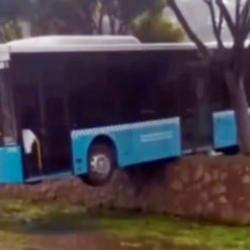 Antalya'da facianın eşiğinden d&ouml;n&uuml;ld&uuml;: Halk otob&uuml;s&uuml; duvarda asılı kaldı