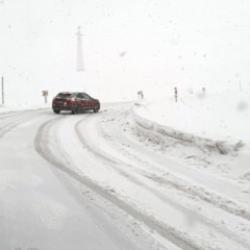Ardahan'da kar ve tipi! Mahsur kalan 3 ara&ccedil; kurtarıldı