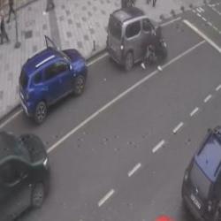 Arnavutk&ouml;y&rsquo;de &ouml;n kaldıran motosikletli park halindeki arabaya &ccedil;arptı