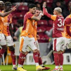 Aslan zirveyi bırakmıyor! Evinde rahat kazandı