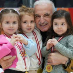 Başkan İsmet Yıldırım, teneff&uuml;ste &ouml;ğrencilerin sevincine ortak oldu