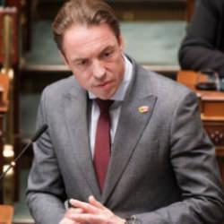 Bel&ccedil;ikalı vekilden k&uuml;stah s&ouml;zler: Kutsalımıza dil uzatma c&uuml;retinde bulundu