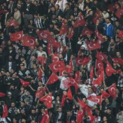 Beşiktaş taraftarı 47. dakikada İstiklal Marşı okudu! 