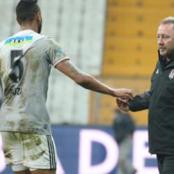 Beşiktaş'ın eski yıldızı kul&uuml;be &ouml;nerdiği futbolcuyu a&ccedil;ıkladı! G&ouml;r&uuml;şmeler başlamadan bitti