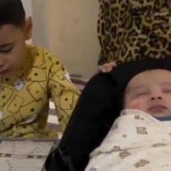 Beşikteki kardeşini Kur&rsquo;an tilavetiyle uyutan &ccedil;ocuk y&uuml;rekleri ısıttı