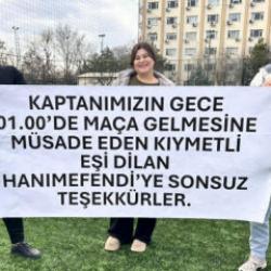 Halı sahaya giden kocaya izin &ccedil;ıktı: Trib&uuml;nden pankartlı teşekk&uuml;r gecikmedi