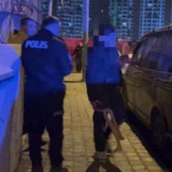 Bı&ccedil;aklanan &ccedil;ocuk binaya sığındı